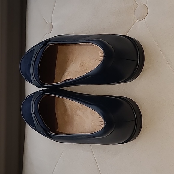 NWT Naturalizer Finley loafer. Navy, size 6.5 - Picture 6 of 8